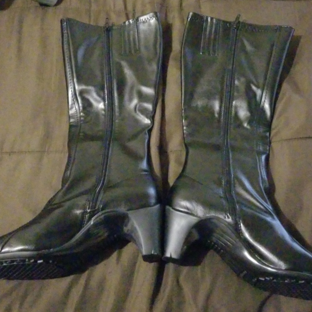 Brand new just below the knee Aerosole boots